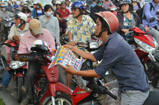 Sự kiện cũng thu h&uacute;t kh&ocirc;ng &iacute;t người đi đường