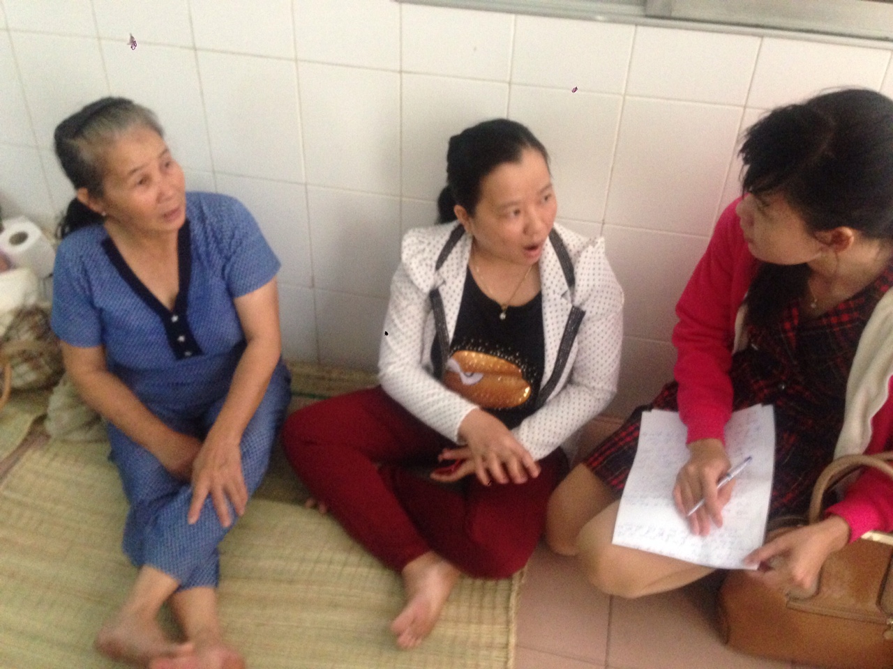 Người nh&agrave; chị Cao bức x&uacute;c tr&igrave;nh b&agrave;y sự việc với b&aacute;o ch&iacute;