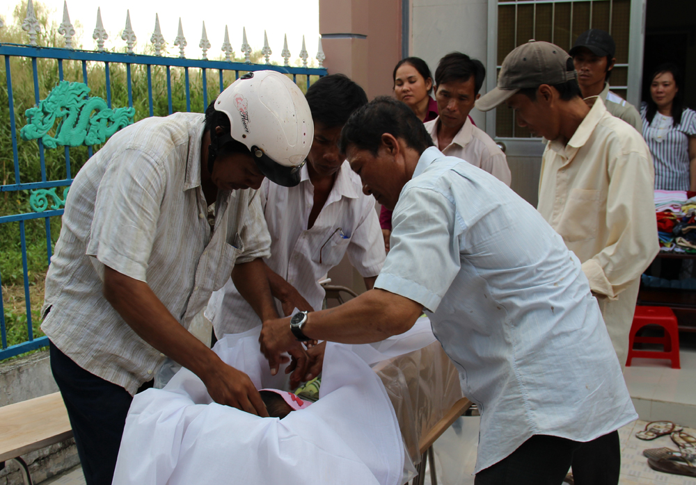 Người th&acirc;n lo mai t&aacute;ng b&eacute; Nghĩa.