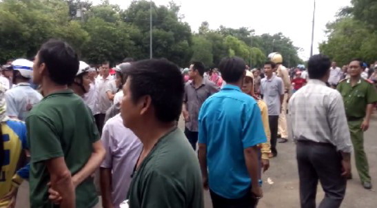 Rất đ&ocirc;ng người d&acirc;n đứng tr&agrave;n ngo&agrave;i đường xung quanh khu vực UBND huyện Đồng Ph&uacute;, tỉnh B&igrave;nh Phước v&agrave;o ng&agrave;y 9-9, để nghe Chủ tịch UBND tỉnh đối thoại với nh&acirc;n d&acirc;n c&oacute; đất bị thu hồi.