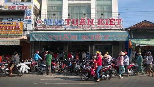 Nghe đồn vàng kém chất lượng, dân đổ xô đi bán vàng