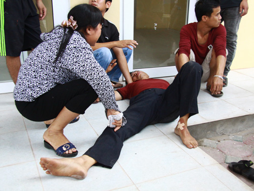 Người nh&agrave; b&eacute; Nguyễn Thị Hồng Nhung v&ocirc; c&ugrave;ng đau buồn trước c&aacute;i chết đột ngột của người th&acirc;n