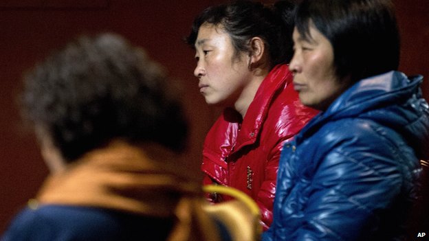 Người nhà nạn nhân vụ rơi máy bay mệt mỏi chờ đợi Ảnh: BBC