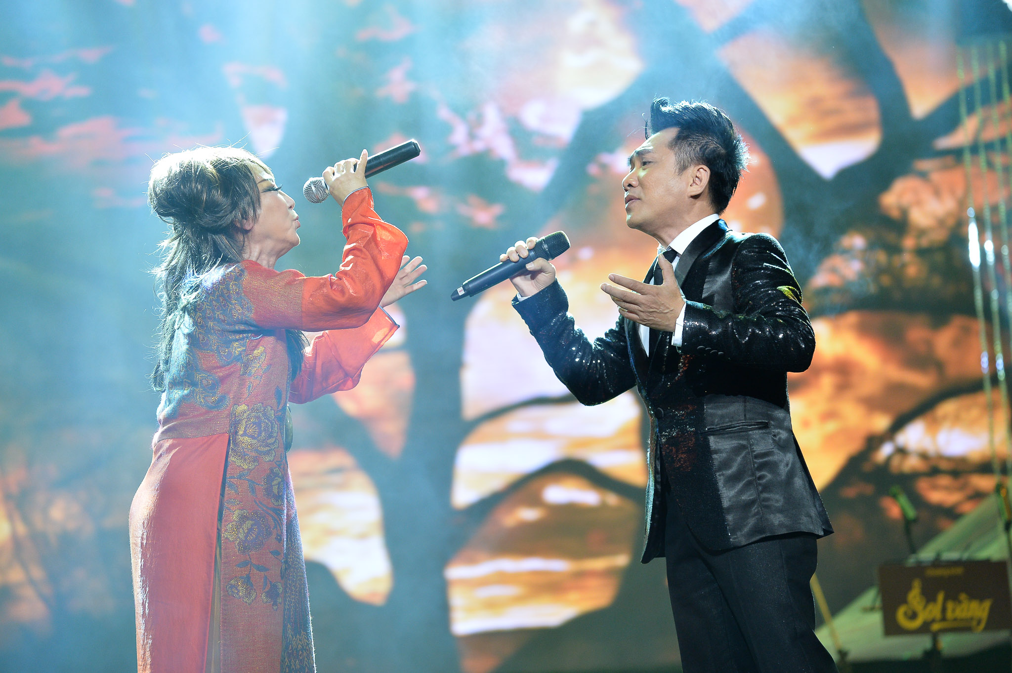 L&ecirc; Uy&ecirc;n song ca với ca sĩ Quang Th&agrave;nh