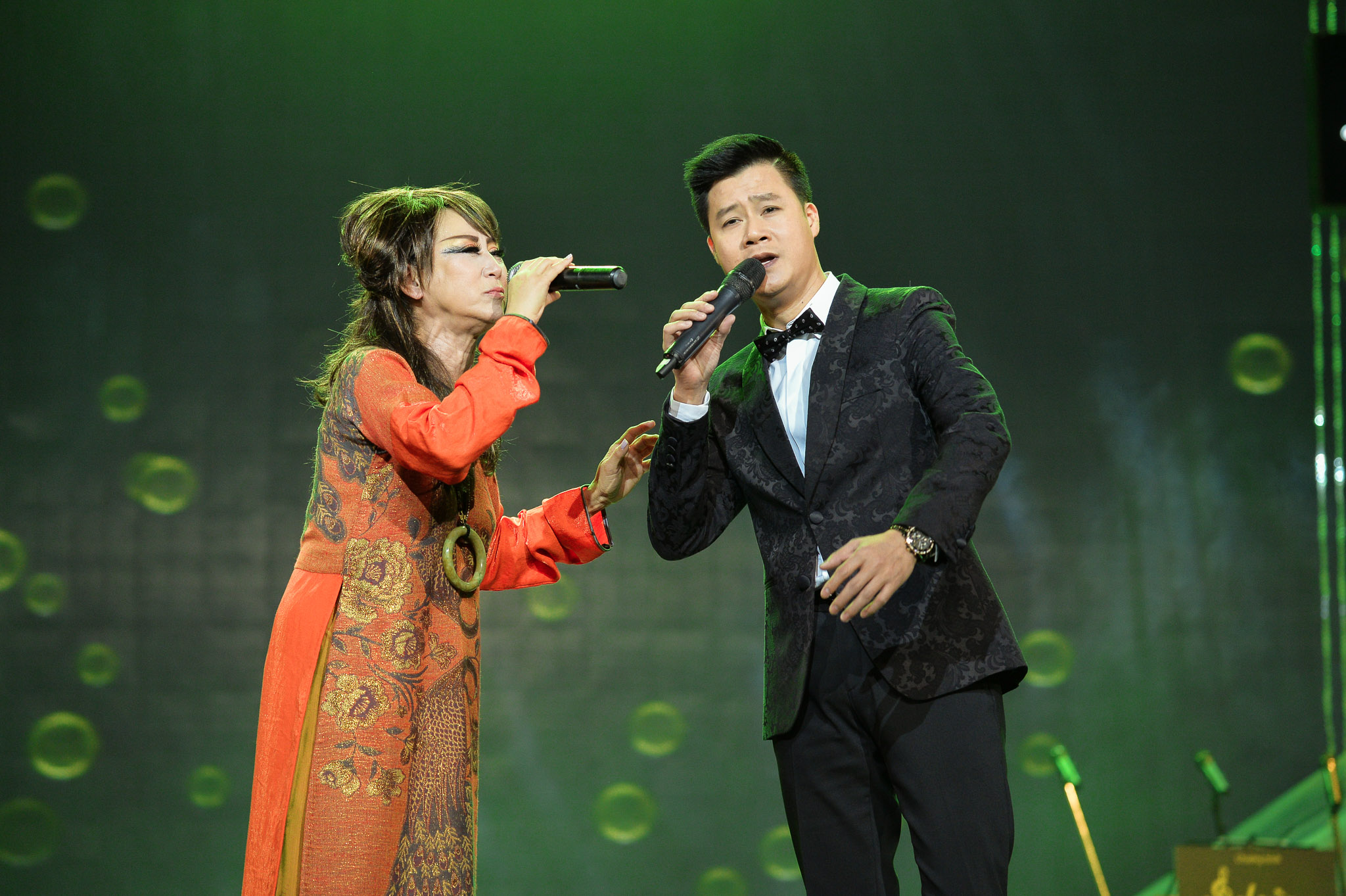 L&ecirc; Uy&ecirc;n song ca với ca sĩ Quang Dũng