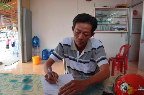 Thua bài 5.000 đồng, chung vé số trúng 200 triệu đồng