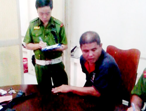 Móc súng dọa người ngay trong trụ sở UBND quận