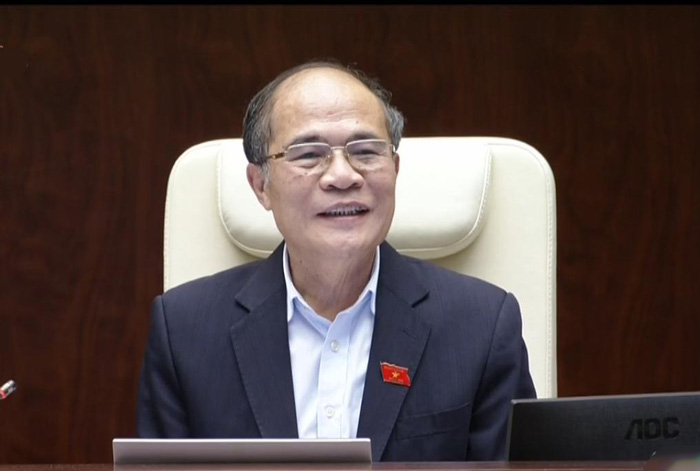 Chủ tịch QH Nguyễn Sinh H&ugrave;ng đ&aacute;nh gi&aacute; phần trả lời chất vấn của Bộ trưởng Thăng thẳng thắn, r&otilde; r&agrave;ng, đưa ra được giải ph&aacute;p v&agrave; đặc biệt l&agrave; c&oacute; những cam kết rất qu&yacute; b&aacute;u, khẳng định n&oacute;i đi đ&ocirc;i với l&agrave;m, hứa l&agrave; phải thực hiện. Ảnh chụp qua m&agrave;n h&igrave;nh