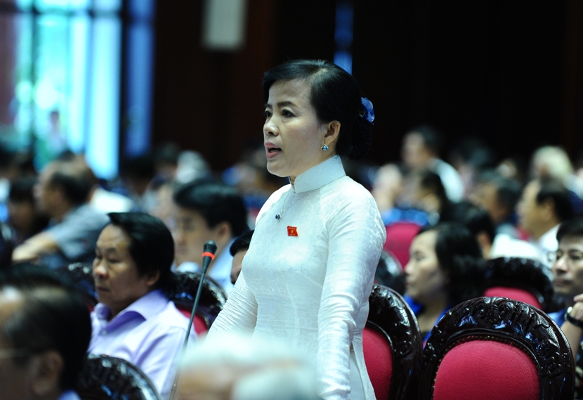 ĐB Nguyễn Thị Kim Thu&yacute; n&ecirc;u c&acirc;u hỏi c&oacute; c&agrave;i đặt lợi &iacute;ch nh&oacute;m trong một số văn bản quy phạm ph&aacute;p luật hoặc tạo thuận lợi cho việc quản l&yacute; cho cơ quan c&ocirc;ng quyền, đẩy kh&oacute; khăn cho người d&acirc;n?