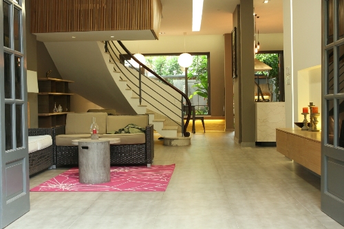 Ph&ograve;ng kh&aacute;ch sau khi cải tạo vẫn giữ nguy&ecirc;n kết cấu, chỉ thay đổi một số hạng mục nhỏ v&agrave; hệ đ&egrave;n chiếu s&aacute;ng gi&uacute;p kh&ocirc;ng gian ấm &uacute;ng, sang trọng hơn.