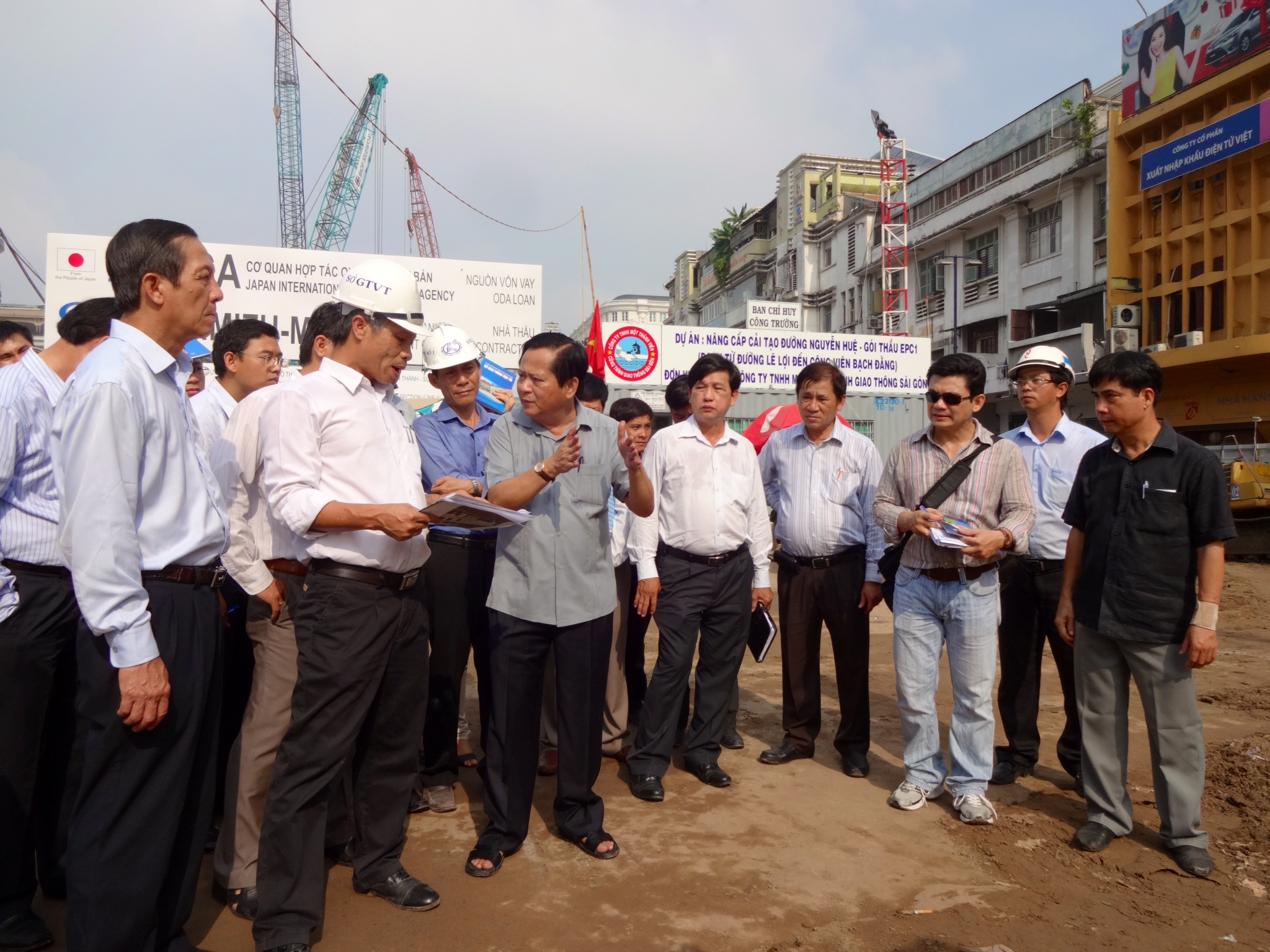 Ph&oacute; Chủ tịch UBND TP HCM Nguyễn Hữu T&iacute;n (mặc &aacute;o) đi kiểm tra thực tế c&ocirc;ng tr&igrave;nh đường Nguyễn Huệ.
