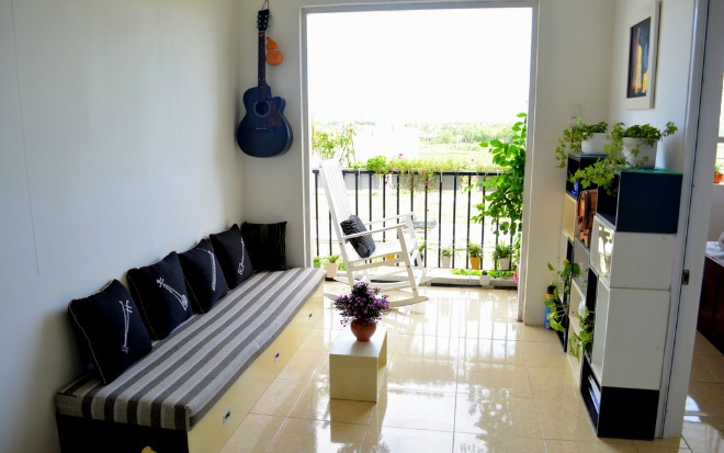 Căn hộ d&agrave;nh cho người thu nhập thấp chưa c&oacute; nh&agrave; ở Huế, diện t&iacute;ch 52 m2, c&oacute; hai ph&ograve;ng ngủ, gi&aacute; 300 triệu đồng v&agrave;o thời điểm 2009. Chủ nh&agrave; nhận thấy việc mua nội thất th&ocirc;ng thường l&agrave; kh&ocirc;ng th&iacute;ch hợp v&igrave; diện t&iacute;ch c&aacute;c ph&ograve;ng đều nhỏ.