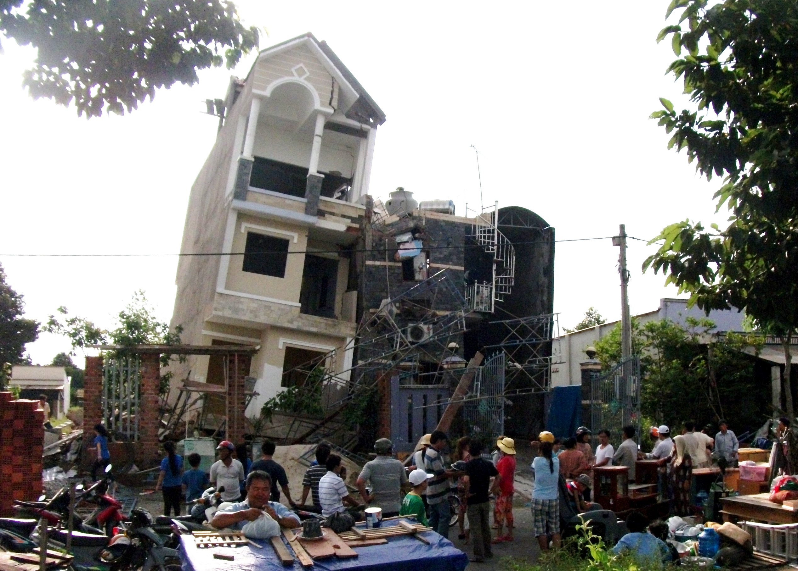 Căn nhà 3 tầng đang trong giai đoạn hoàn thiện thì bị đổ nghiêng