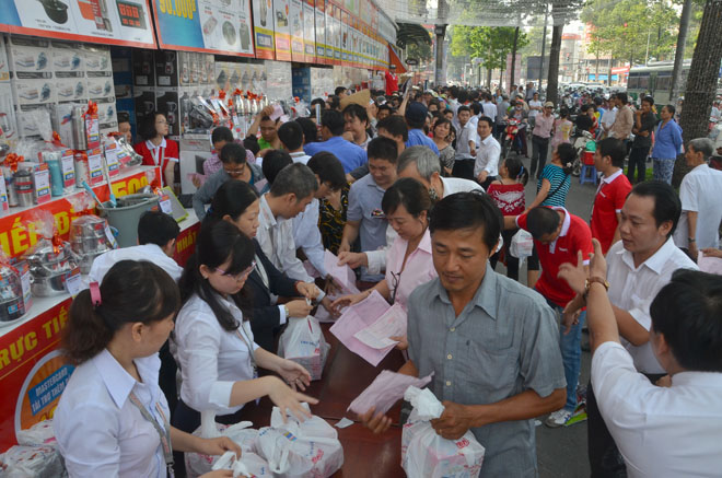 Đ&ocirc;ng đảo kh&aacute;ch h&agrave;ng đến trung t&acirc;m để được nhận qu&agrave; tri &acirc;n từ Nguyễn Kim