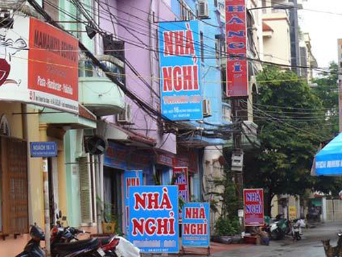 Lập biên bản Phó giám đốc BV E trong nhà nghỉ cùng phụ nữ lạ