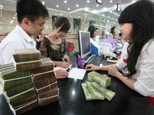 Nhân viên ngân hàng “chật vật” khi Tết đến