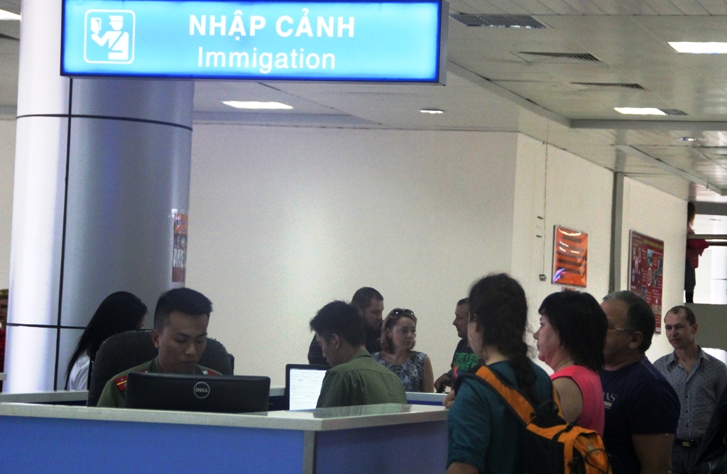 Du kh&aacute;ch Nga l&agrave;m thủ tục nhập cảnh tại s&acirc;n bay Quốc tế Cam Ranh