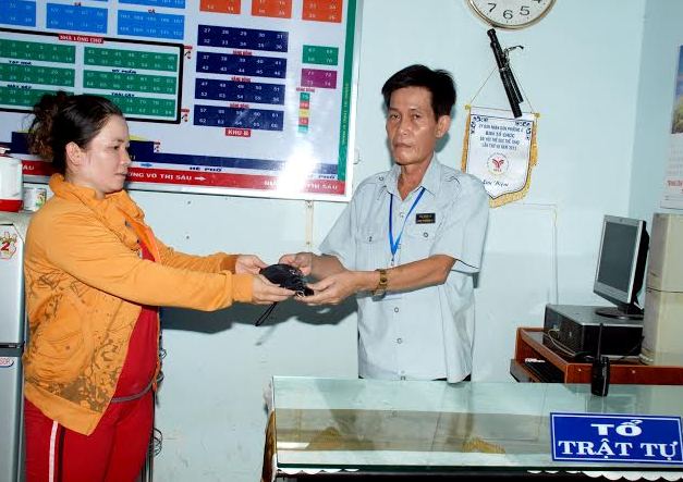 Nhặt được ví tiền, tiểu thương trả lại người mất