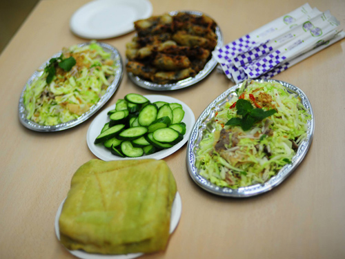 Bánh chưng, chả lụa, chả giò.... là những món ăn dân dã Việt Nam xuất hiện trong hầu hết các bữa tiệc của du học sinh