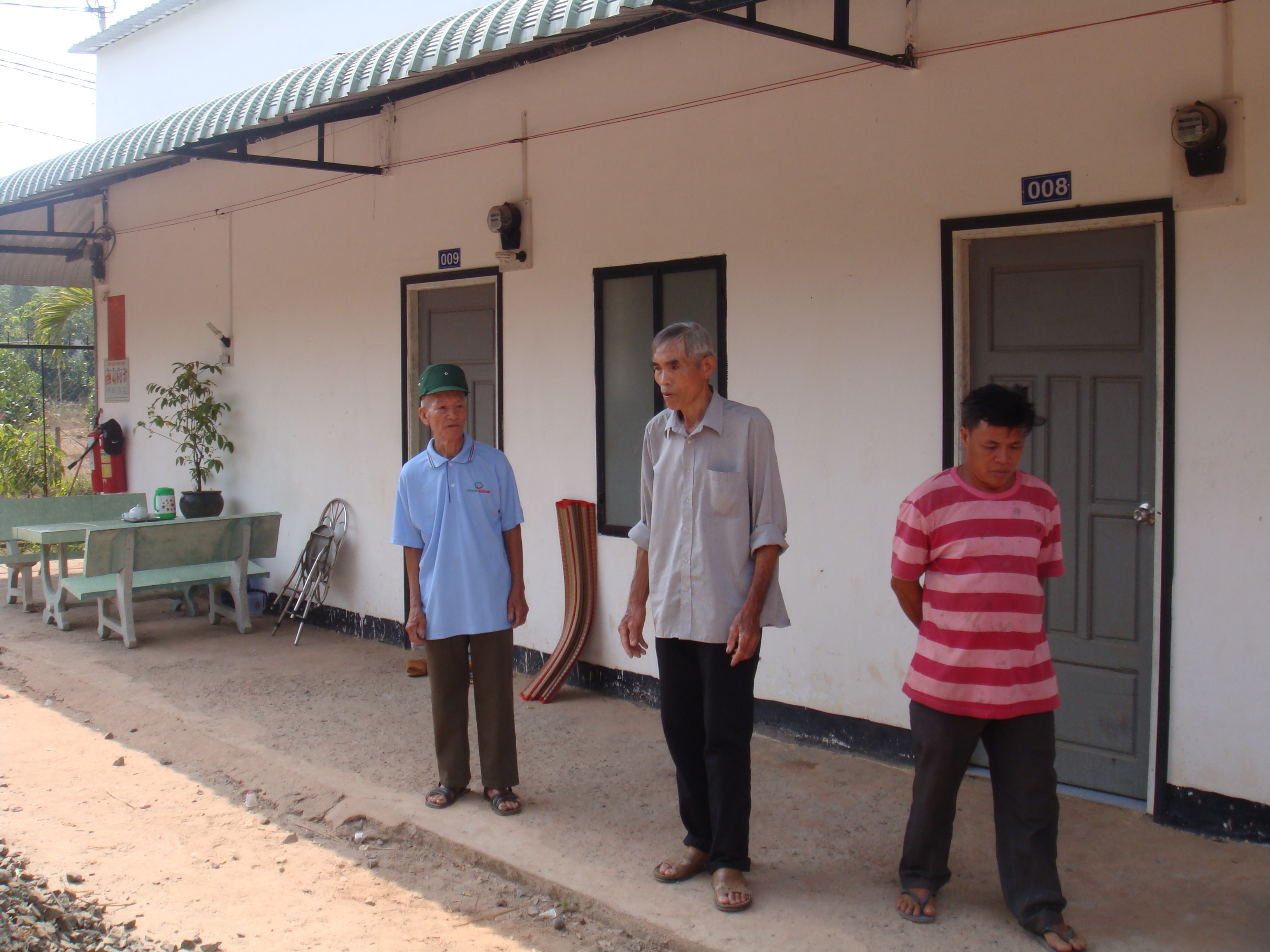 Khu vực nơi bọn tội phạm giết anh Phạm Văn Thiệp v&agrave;o tối 10-2, sau đ&oacute; giết anh Đ&agrave;o Xu&acirc;n Thọ b&ecirc;n ngo&agrave;i cổng.