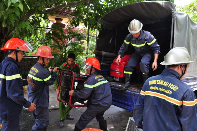 Cảnh s&aacute;t PCCC đưa đến hiện trường với nhiều m&aacute;y m&oacute;c thiết bị. Ảnh: Tấn Vũ