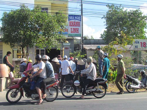 Mang lư hương đến nhà công an đòi thi hành án