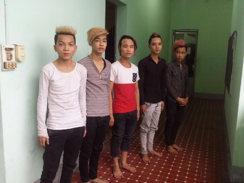 Đi bán kẹo kéo, hè nhau giết người