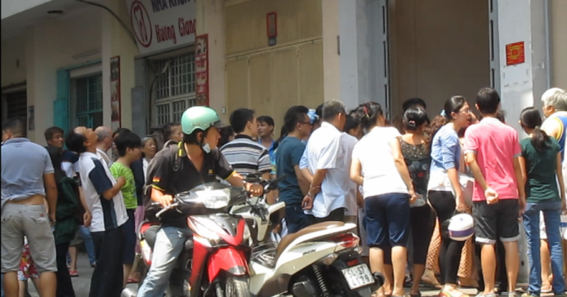 Vụ hỏa hoạn khiến người d&acirc;n ở chung cư hoảng loạn, chạy tho&aacute;t th&acirc;n xuống đường