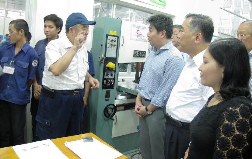 Đoàn đại biểu của TP Kawasaki tham quan phòng thực hành của Khoa Cơ khí chế tạo, Trường CĐ Nghề TP HCM