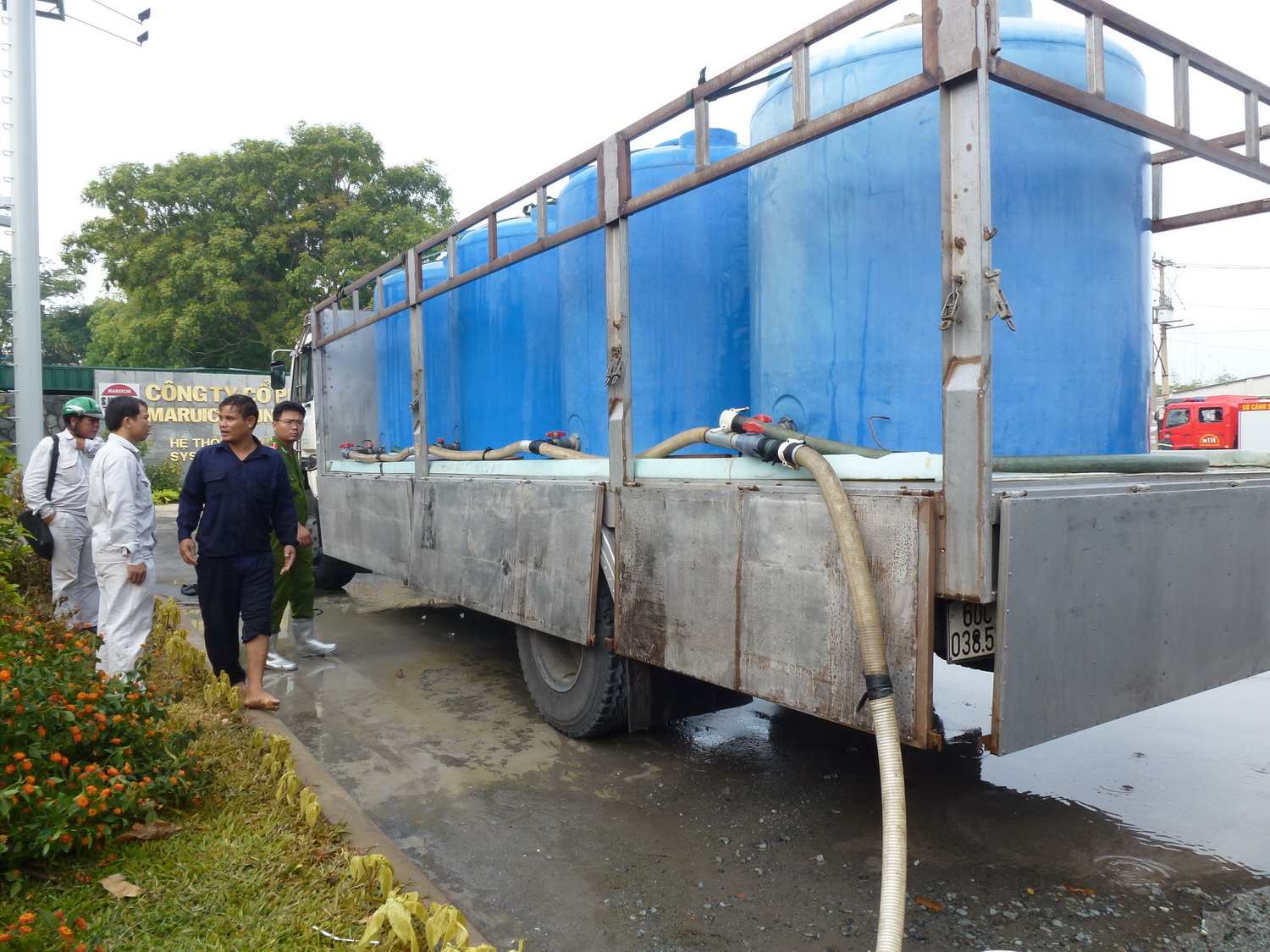 Cả ngàn lít axit bị đổ, mặt đường bốc khói ngùn ngụt