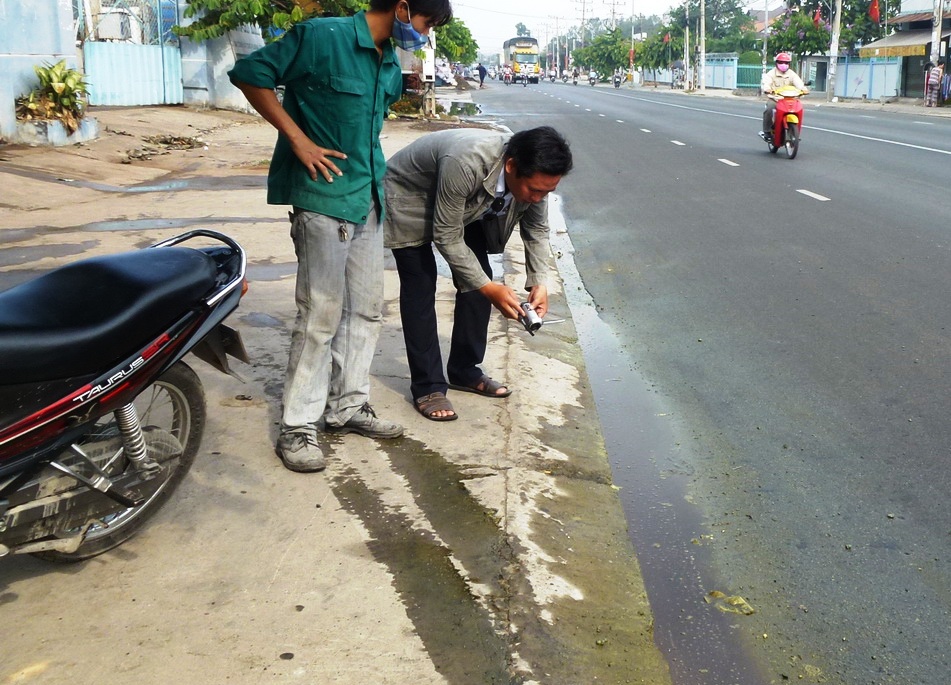 D&ugrave; mặt đường đ&atilde; xử l&yacute; nhưng một &iacute;t a x&iacute;t vẫn c&ograve;n lại s&ocirc;i s&ugrave;ng sục