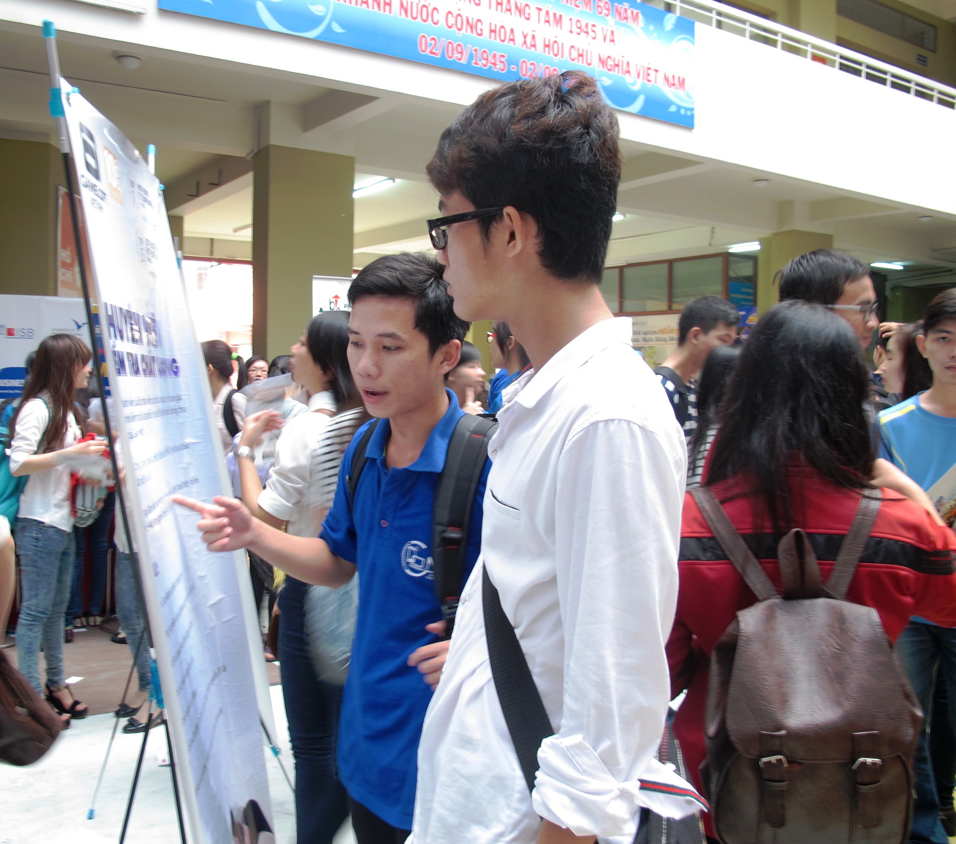 Hơn 2.000 sinh viên đến ngày hội nghề nghiệp