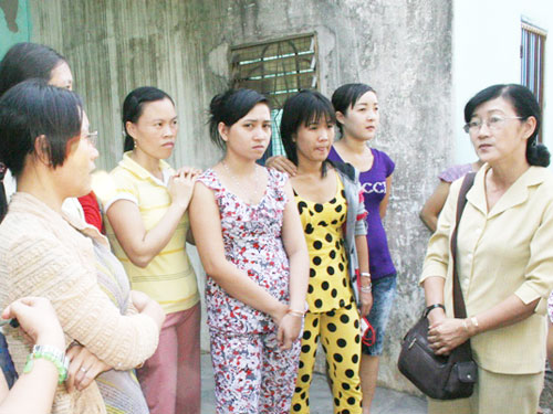 Mời công nhân nhận sổ BHXH