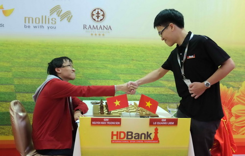 Bắt tay chuyển giao danh hiệu vô địch giữa Quang Liêm và Trường Sơn