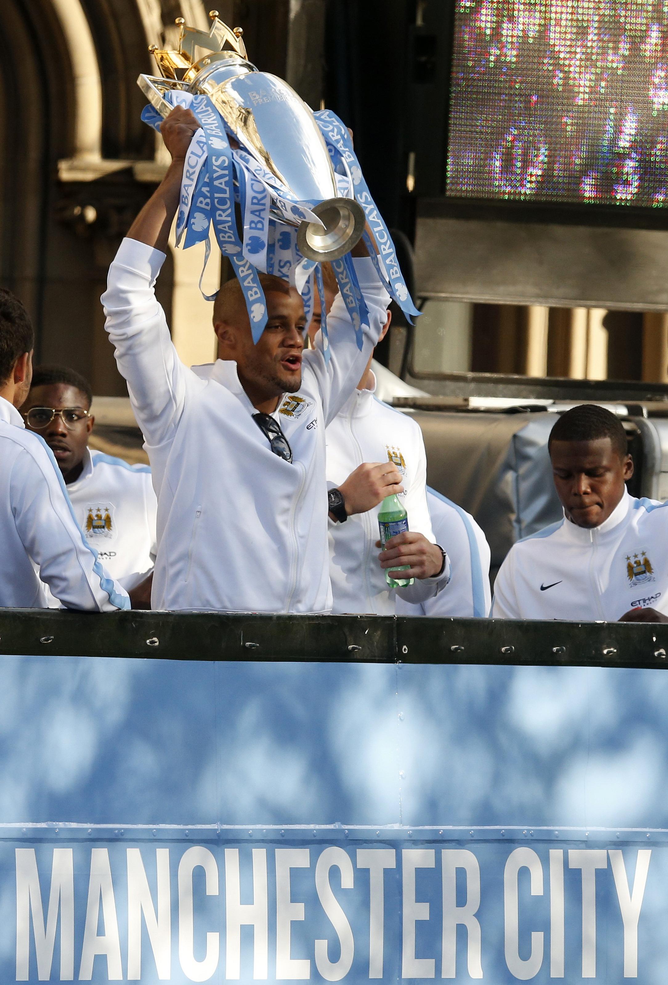 Kompany n&acirc;ng cao c&uacute;p v&ocirc; địch