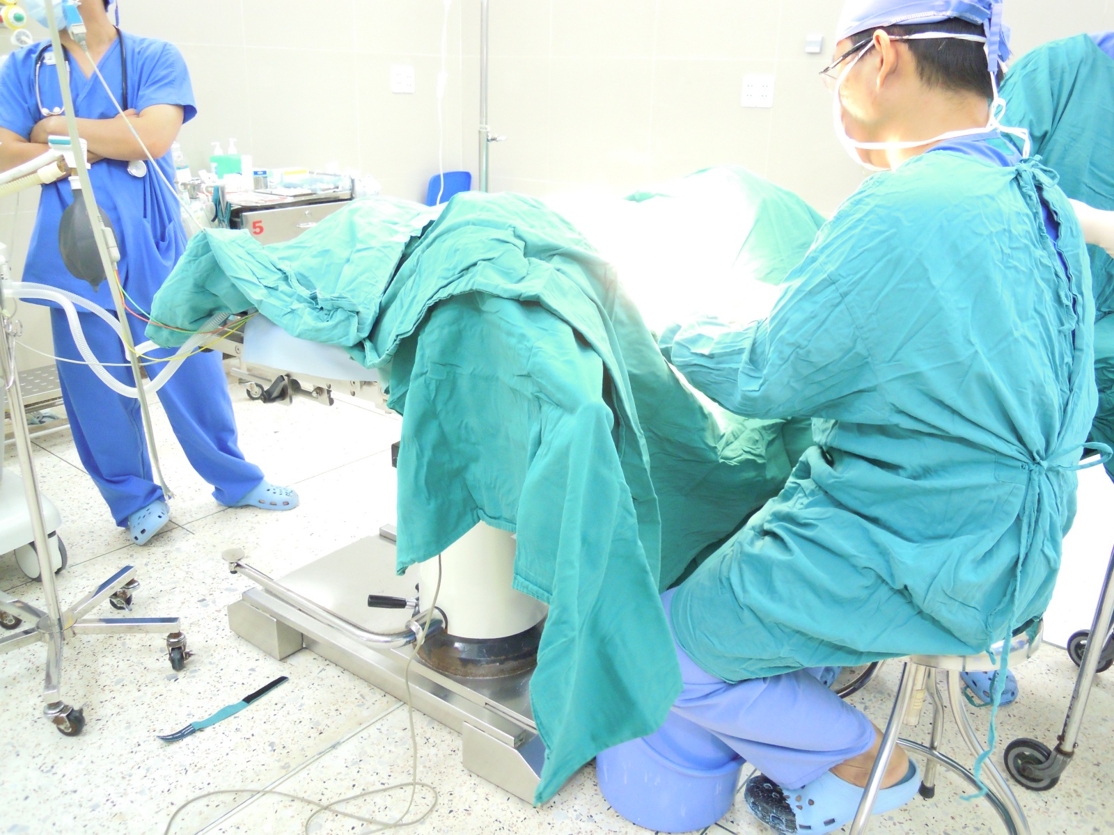 C&aacute;c b&aacute;c sĩ đang tiến h&agrave;nh phẫu thuật cắt ni&ecirc;m mạc niệu đạo sa