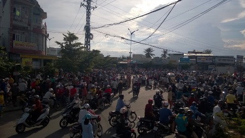 Hàng trăm người gây náo loạn khu vực ngã 5 Phủ Hà (TP Phan Rang - Tháp Chàm, tỉnh Ninh Thuận)