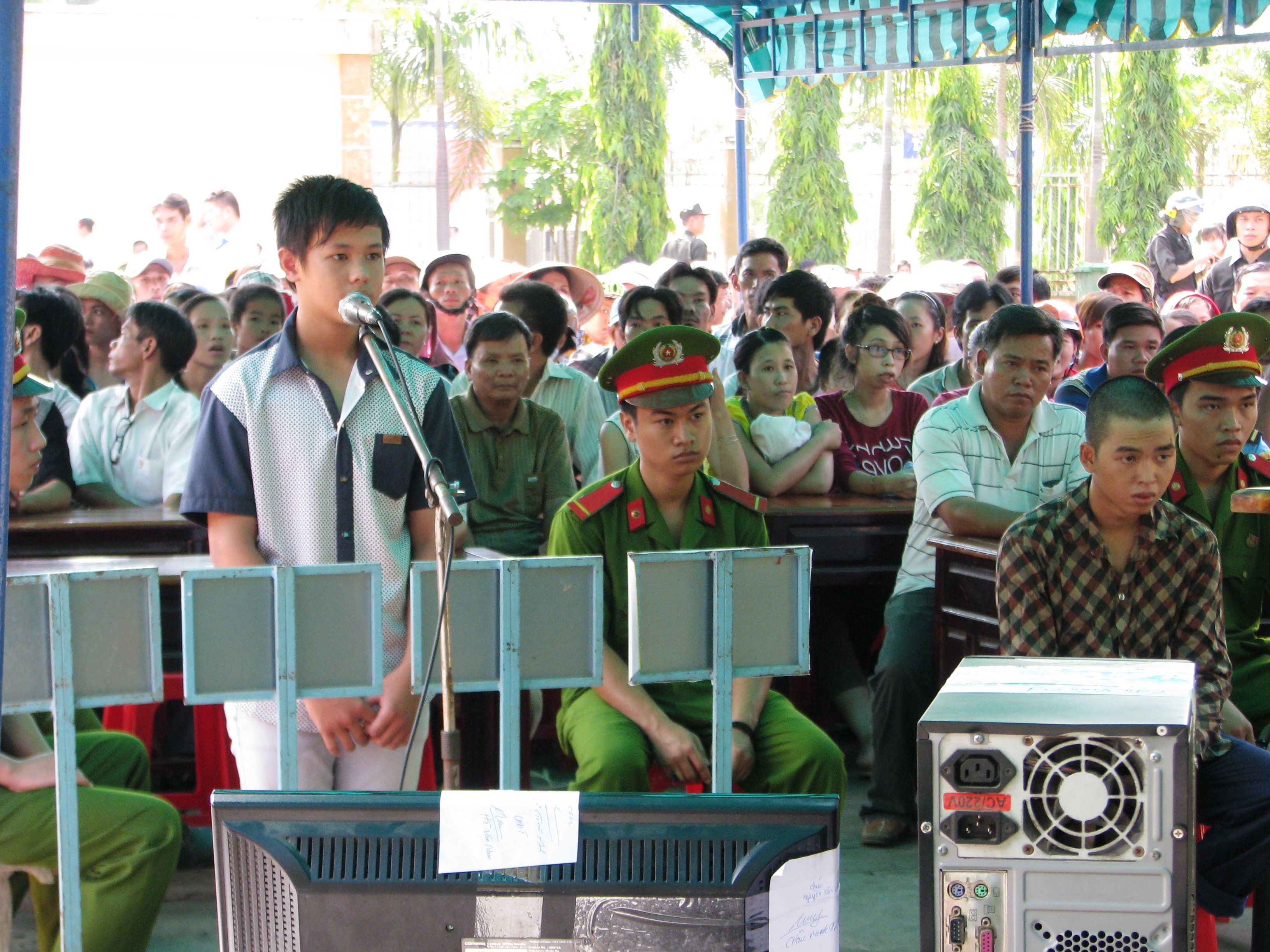Ch&uacute;c (người đứng) l&agrave; đồng phạm của Tường sinh năm 2000 n&ecirc;n kh&ocirc;ng đủ tuổi chịu tr&aacute;ch nhiệm h&igrave;nh sự