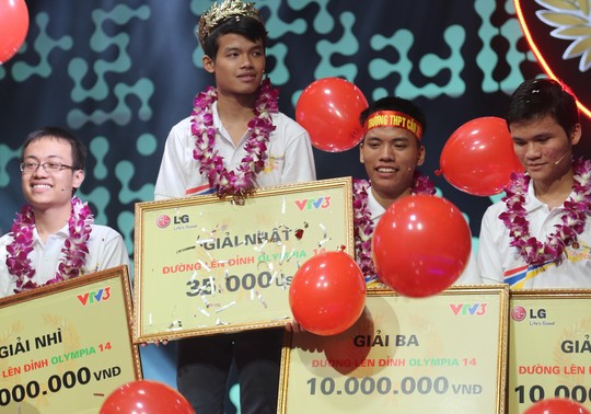 Kết quả vòng chung kết Đường lên đỉnh Onlympia 2014, thí sinh Hoàng Bách (bìa trái) chỉ về nhì