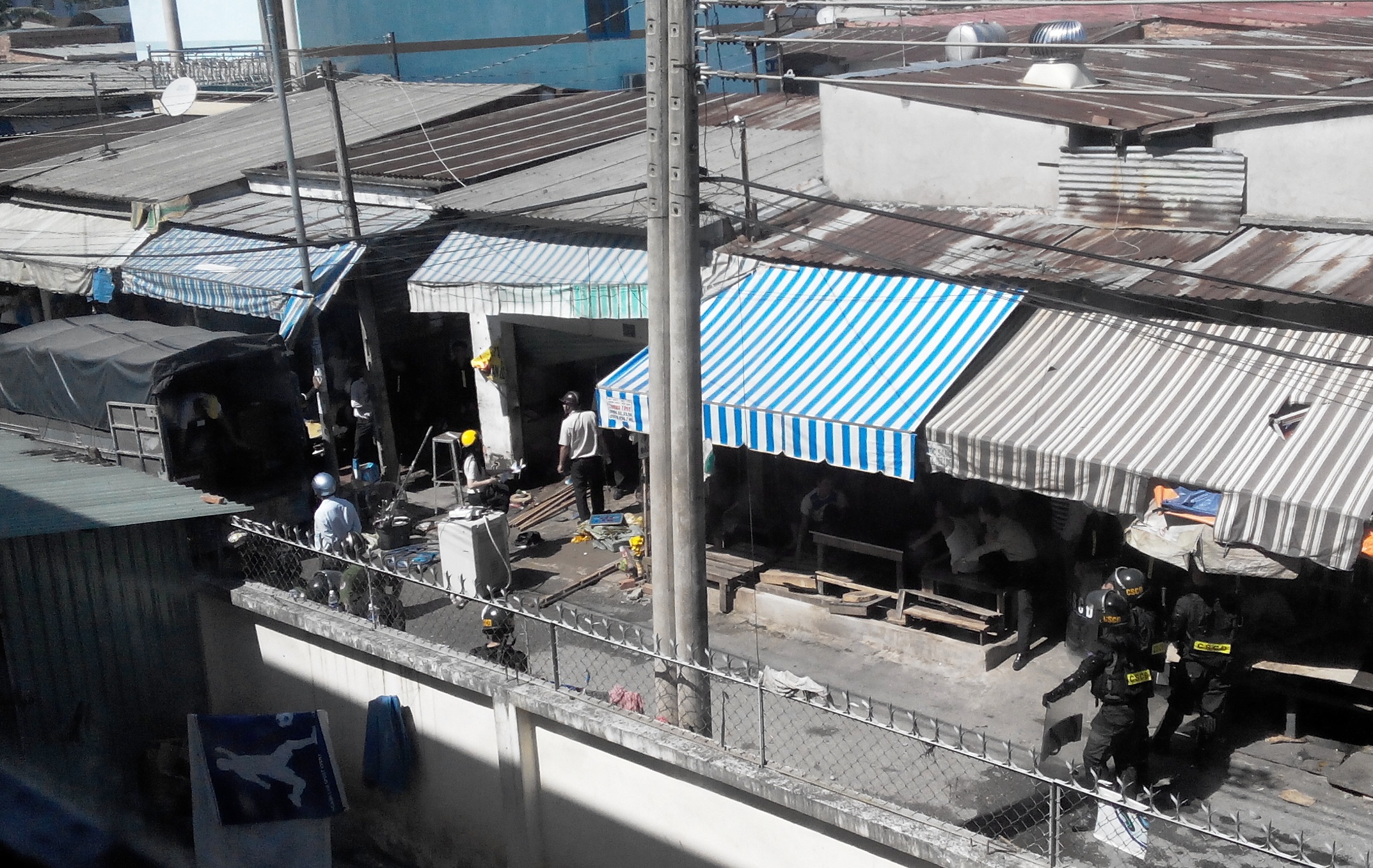 Ảnh lực lượng chức năng đưa đồ đạc của ông Đệ ra khỏi căn nhà