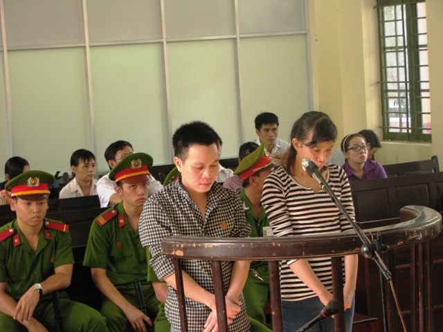 Mẹ ruột v&agrave; cha dượng của b&eacute; Ng&acirc;n đứng trước v&agrave;nh m&oacute;ng ngựa