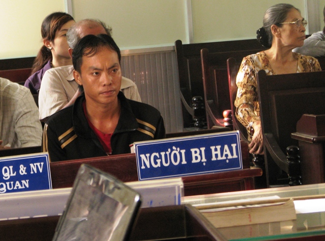 Anh Tố rất căm phẫn h&agrave;nh vi t&agrave;n độc của vợ v&agrave; t&igrave;nh địch