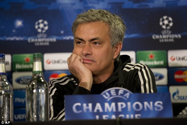 HLV Mourinho trong cuộc họp b&aacute;o