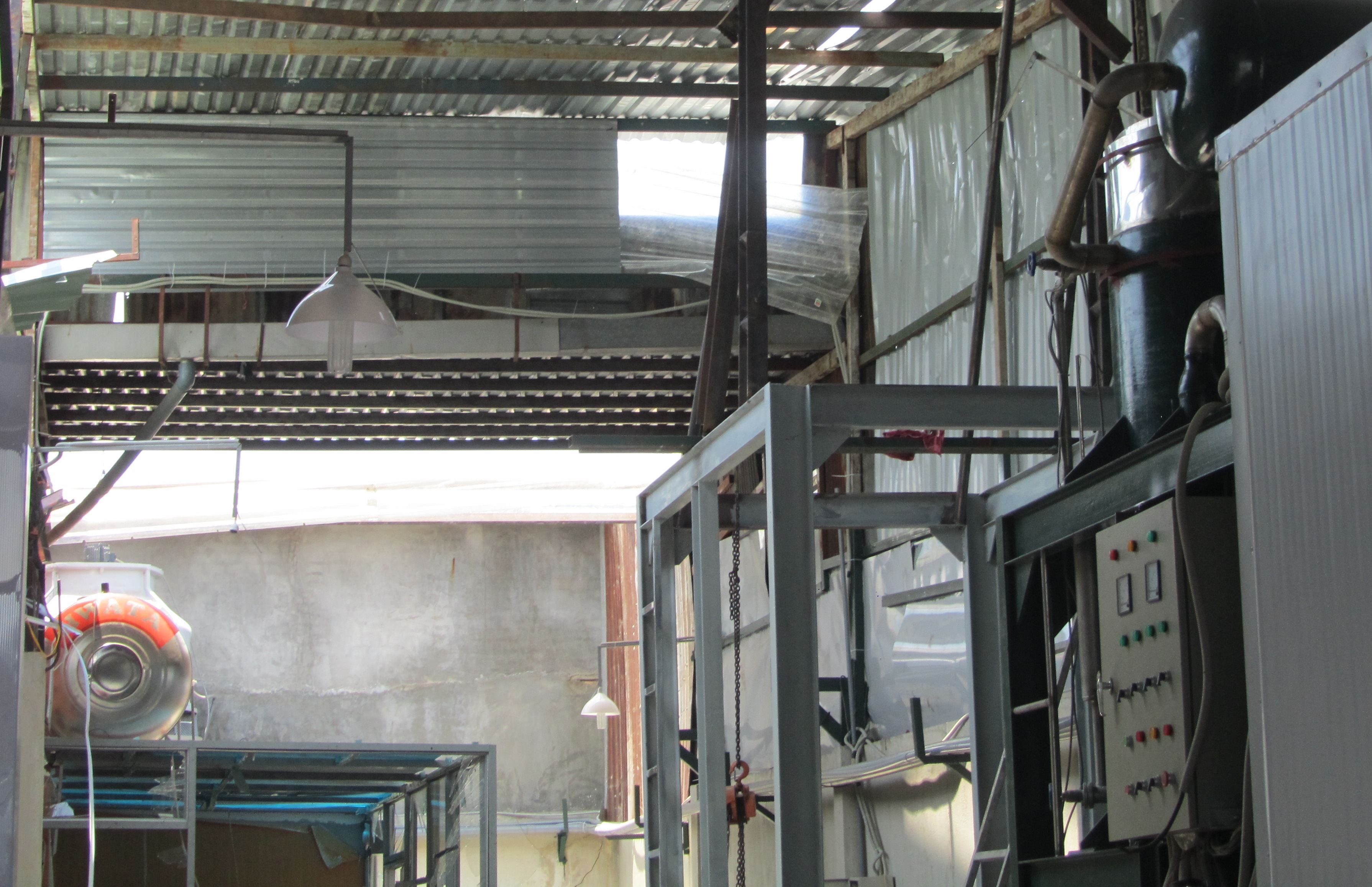 Nh&agrave; xưởng bị bay t&ocirc;n sau vụ nổ v&agrave;o s&aacute;ng 25-4.