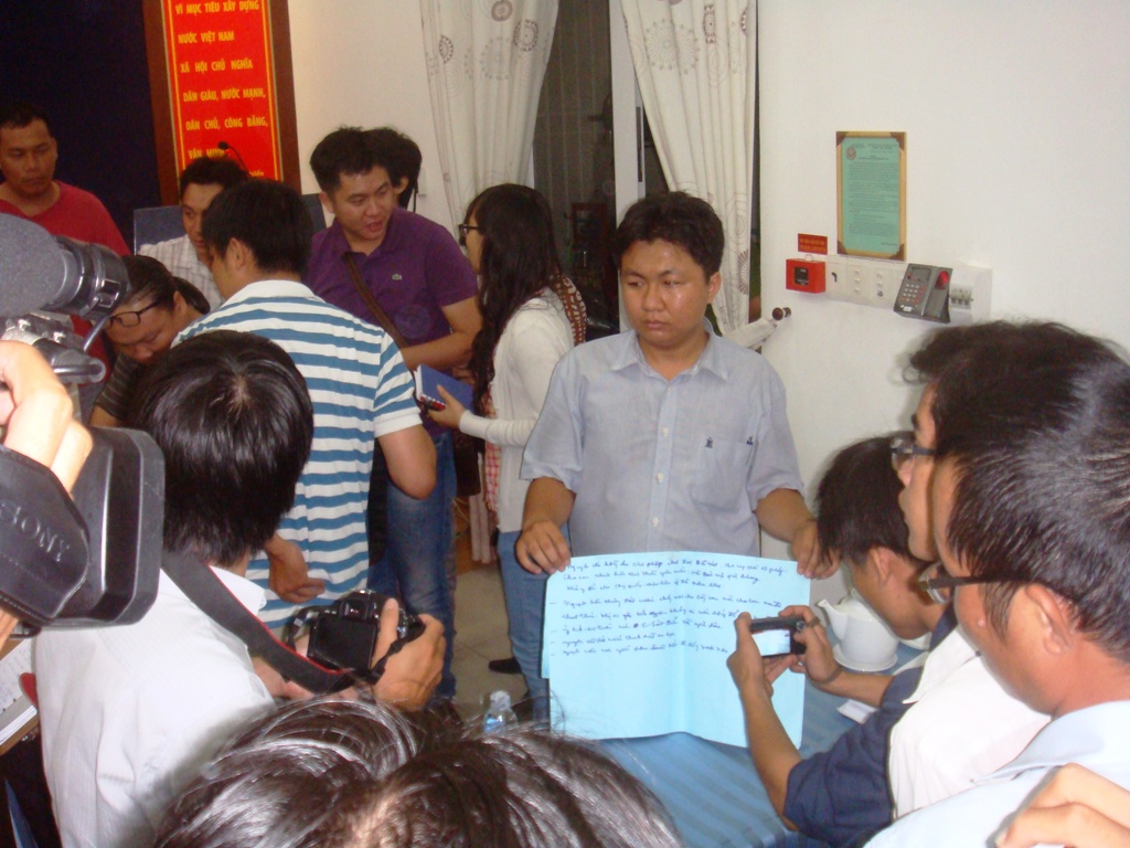 Nội dung b&agrave; Mai viết trong c&aacute;c tờ giấy trước khi tự thi&ecirc;u v&agrave;o s&aacute;ng 23-5, để phản đối Trung Quốc m&agrave; cơ quan c&ocirc;ng an thu giữ tại hiện trường.