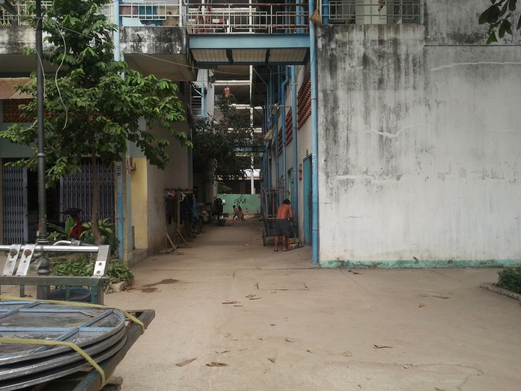 H&agrave;nh lang nội bộ trong chung cư L&ograve; Gốm, phường 11, quận 6 &ndash; TP HCM, nơi &ocirc;ng Cung nhảy lầu tự tử để n&eacute; ph&aacute;p luật sau khi c&oacute; h&agrave;nh vi d&acirc;m &ocirc; với trẻ em.