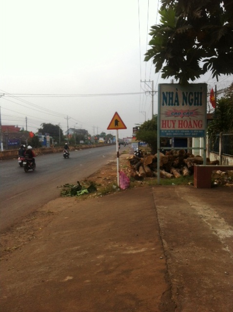 Một nam thanh niên gục trên đường, não bị chấn thương nặng