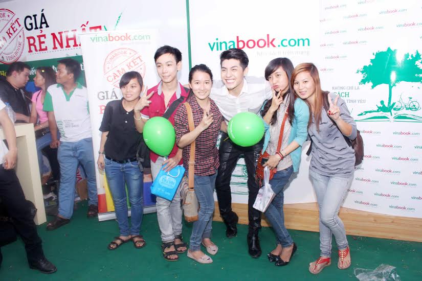Noo Phước Thịnh phải truyền nước biển để đi hội sách