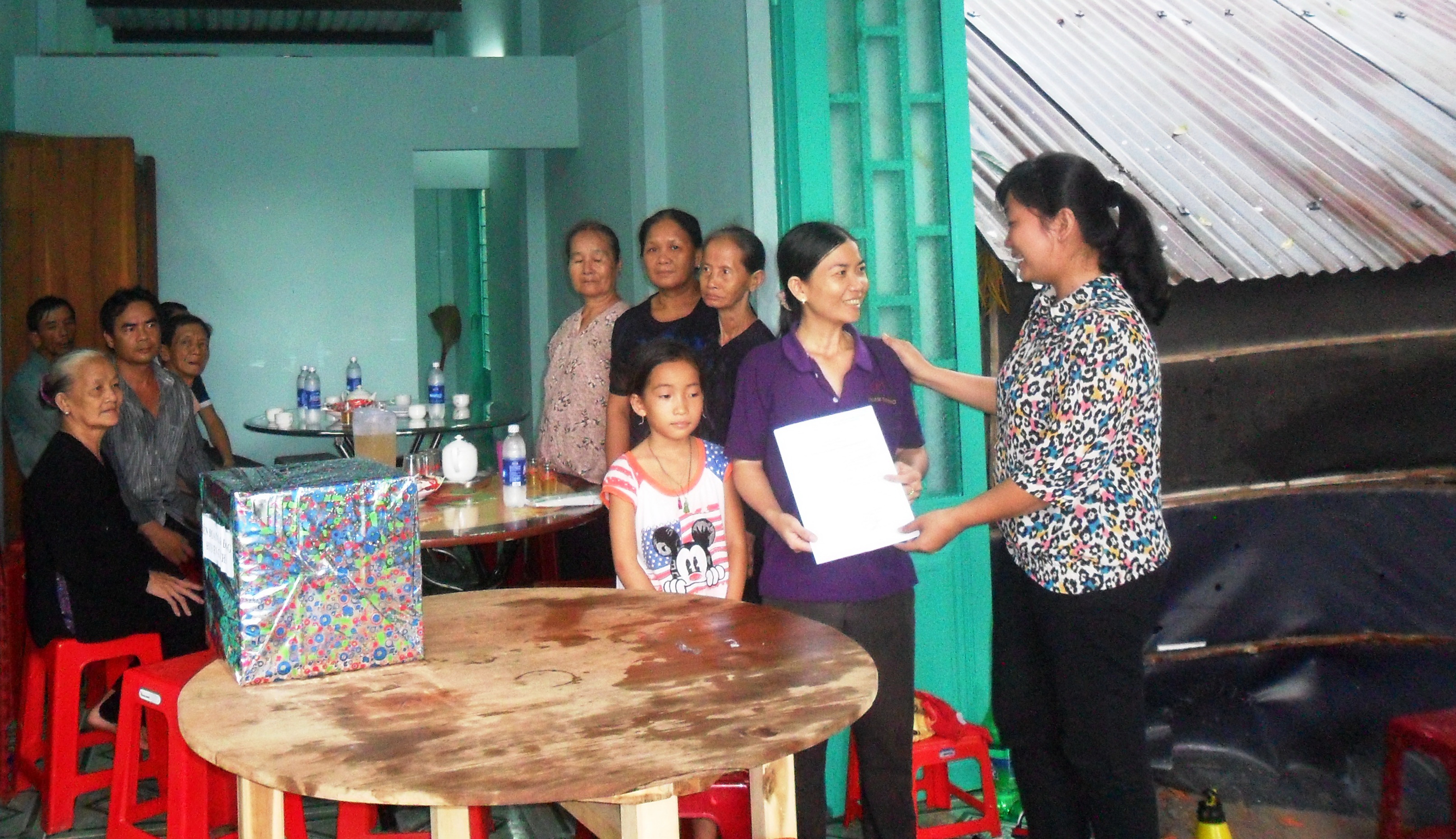 Đại diện LĐLĐ huyện Củ Chi, TP HCM trao quyết định tặng M&aacute;i ấm C&ocirc;ng đo&agrave;n cho chị L&ecirc; Thị Lan, c&ocirc;ng nh&acirc;n Việt Nam Samho
