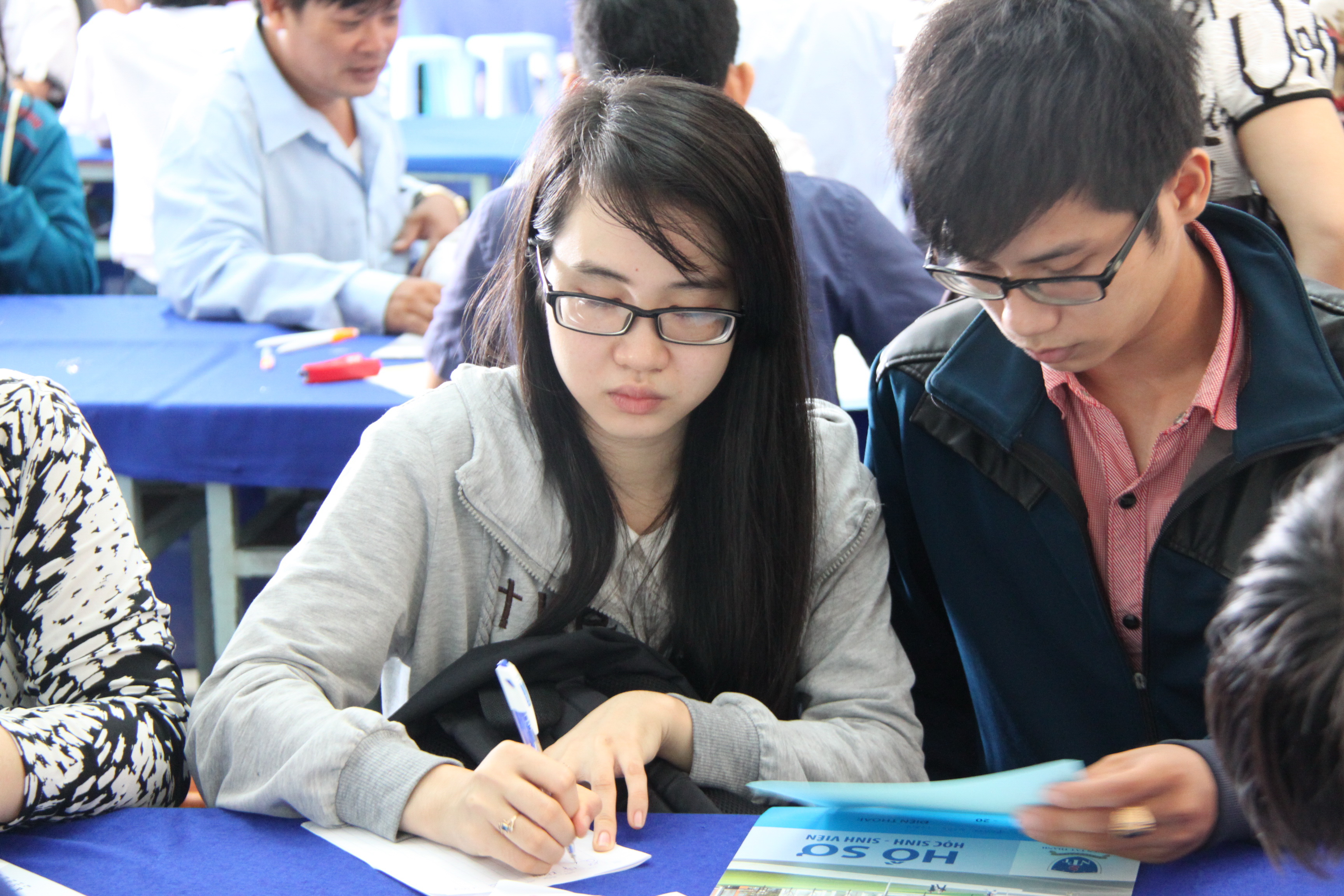 Th&iacute; sinh l&agrave;m hồ sơ x&eacute;t tuyển bổ sung tại trường ĐH Nguyễn Tất Th&agrave;nh